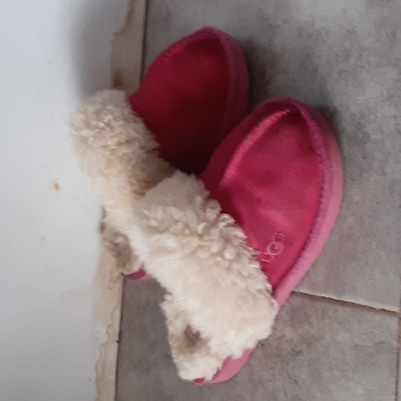 UGG  slipper  size   no trae el numero las medi  9 plugs es lo que miden - Picture 2 of 5